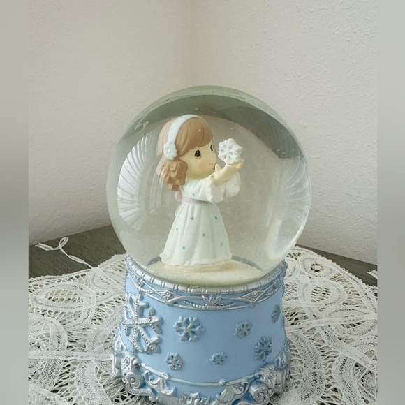 Precious Moments Snowflake Snow globe - Picture 1 of 2